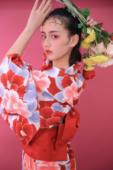往下面塞草莓